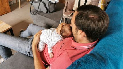 Moins de 1% des pères ont pris un congé parental à temps plein en 2020, malgré une légère augmentation en cinq ans. Photo d'illustration. (NICOLAS GUYONNET / HANS LUCAS / HANS LUCAS VIA AFP)