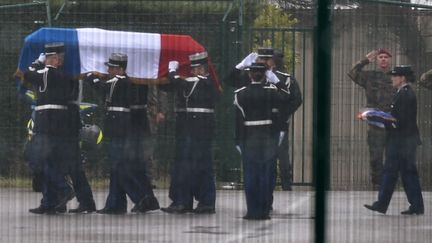 Le cercueil d'Arnaud Beltrame transporté par des gendarmes sur le tarmac de l'aéroport de Carcassonne. (PASCAL PAVANI / AFP)