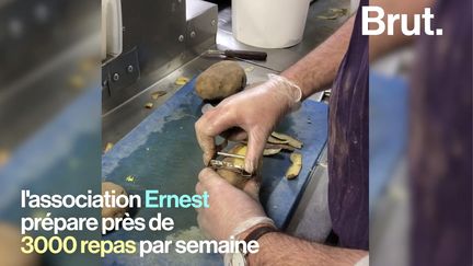 Sur leur temps libre, des bénévoles de l'association Ernest préparent à manger pour les plus démunis en récupérant les invendus des restaurants et grandes surfaces. Brut les a suivis.