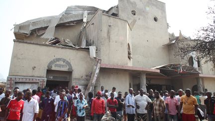 Devant une &eacute;glise attaqu&eacute;e, au Nigeria, le 25 d&eacute;cembre 2011. (SUNDAY AGHAEZE / AFP)