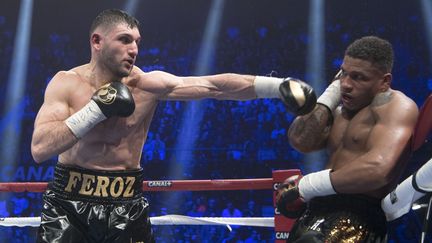 Le boxeur français (à gauche) Arsen Goulamirian conserve sa ceinture mondiale WBA des lourds-légers (BERTRAND LANGLOIS / AFP)