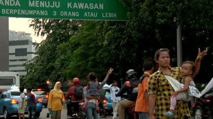 Les «jockeys» s'alignent le long des embranchements en direction du centre ville de Jakarta (AFP)