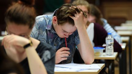 Les lycéens passent l'examen de philosophie, la première session de l'examen du baccalauréat 2017, le 15 juin 2017 au lycée Fustel de Coulanges, à Strasbourg. (FREDERICK FLORIN / AFP)