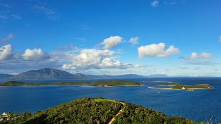 Une vue aérienne des îlots situés au sud de Nouméa (Nouvelle-Calédonie), le 25 mai 2024. (RAPHAEL GODET / FRANCEINFO)