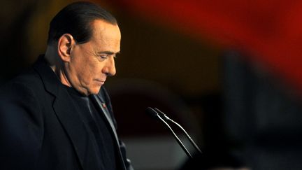 Silvio Berlusconi lors d'un discours devant sa r&eacute;sidence priv&eacute;e, &agrave; Rome (Italie), le 27 novembre 2013. (TIZIANA FABI / AFP)