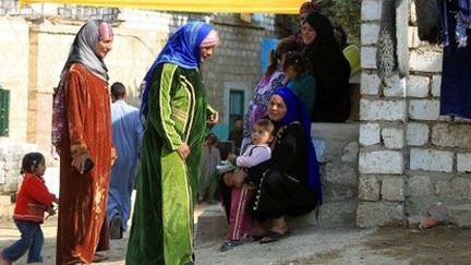 Femmes et enfants à Minya (350 km au sud du Caire), le 3 janvier 2012. (AFP - KHALED DESOUKI )