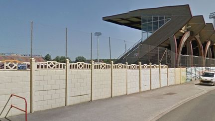 Le stade de Louhans (Sa&ocirc;ne-et-Loire), devant lequel un jeune Camerounais a &eacute;t&eacute; abandonn&eacute;. (GOOGLE STREET VIEW)