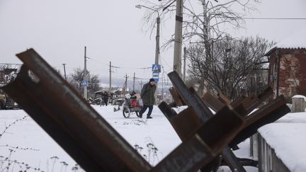 Un Ukrainien circule le 17 février dans Bakhmut, ville du Donbass et disputée entre la Russie et l'Ukraine. (YEVHEN TITOV / ANADOLU AGENCY)