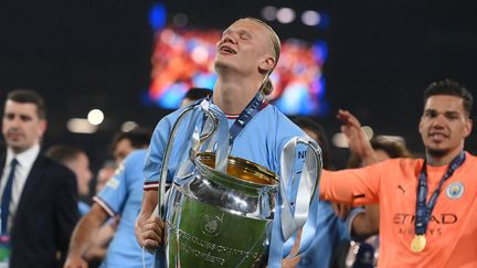 Au sommet de l’Europe ! Après avoir remporté le championnat et la coupe nationale, Manchester City soulève pour la première fois le trophée de la Ligue des champions. Erling Haaland peut bien célébrer ce triplé historique, le 10 juin 2023 à Istanbul. (FRANCK FIFE / AFP)