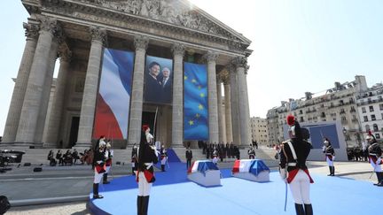 Simone Veil est entrée dimanche avec son époux Antoine au Panthéon, où cette figure du XXe siècle reposera désormais parmi "les héros" qui ont fait "la France plus grande et plus forte", selon le président Emmanuel Macron.  (LUDOVIC MARIN / POOL)