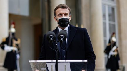 Le président Emmanuel Macron dans la cour de l'Elysée, le 16 décembre. (THOMAS COEX / AFP)