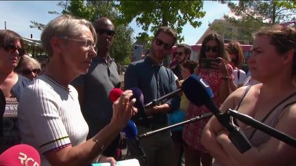 Elisabeth Borne répond à une femme qui l'a interpellée sur les accusations visant Damien Abad, le 15 juin 2022, sur le marché de&nbsp;Villers-Bocage (Calvados). (FRANCEINFO)