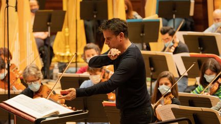 Philippe Jordan dirige l'Orchestre de l'Opéra de Paris pendant les répétitions de "Sigfried" de Wagner le 4 décembre 2020. (ELISA HABERER)