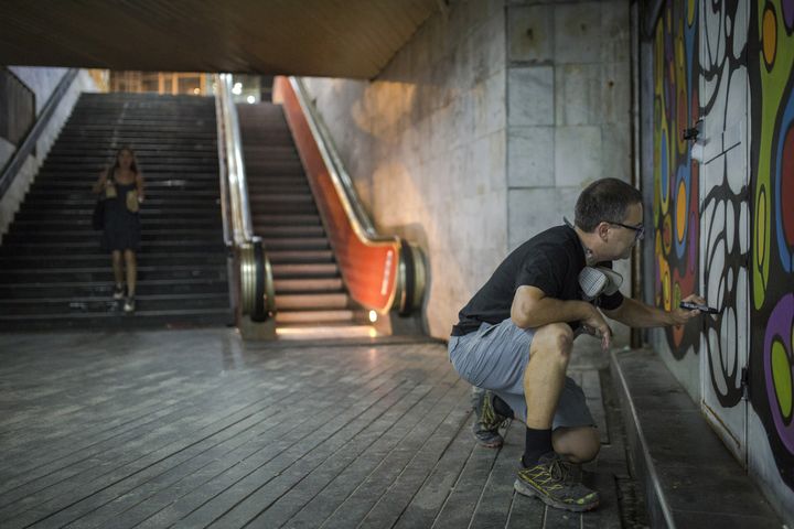 Jeff Ross dans le métro de Belgrade en Serbie. (VLADIMIR ZIVOJINOVIC / AFP)