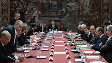 Le gouvernement annonce 250 millions d'euros et des mesures pour la police après une réunion à l'Elysée jeudi 26 octobre avec les syndicats de policiers (STEPHANE DE SAKUTIN / POOL / AFP POOL)