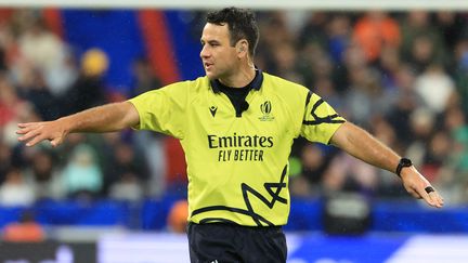 L'arbitre Ben O'Keeffe lors de la demi-finale de la coupe du monde de rugby entre l'Angleterre et l'Afrique du Sud, samedi 21 octobre. (EMMANUEL DUNAND / AFP)