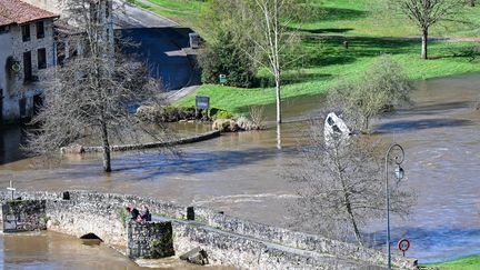 Une voiture a été emportée par la crue de la rivière, à Bessac (Haute-Vienne), le 30 mars 2024. (SALLAUD THIERRY / MAXPPP)