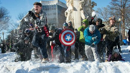 Et c'est sous un grand soleil que s'est déroulée la traditionnelle bataille de boule de neige déguisée, qui suit chaque tempête de neige, à Washington. (NICHOLAS KAMM / AFP)