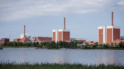 La centrale Olkiluoto à Eurajoki (Finlande) et l'unité EPR OL3 (à gauche), le 17 août 2017. (ANTTI YRJONEN / NURPHOTO / AFP)