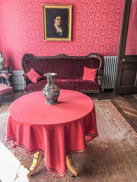 Le salon rouge avec au mur, le portrait de&nbsp;la mère de Marcel Proust. Musée Marcel proust - Maison de Tante Léonie à&nbsp;Illiers-Combray (Eure-et-Loir). (Société des amis de Marcel Proust)