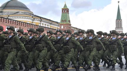 Des militaires russes défilent sur la Place Rouge à l'occasion du défilé militaire commémoratif de la Seconde Guerre mondiale dans le centre de Moscou (Russie), le 9 mai 2022. (ALEXANDER NEMENOV / AFP)