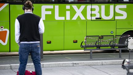 Un car de la compagnie Flixbus dans la gare routière centrale de Berlin (Allemagne), le 28 mai 2020. (FABIAN SOMMER / DPA)