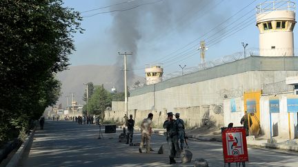 Les forces de s&eacute;curit&eacute; afghanes devant l'entr&eacute;e du palais pr&eacute;sidentiel, &agrave; Kaboul (Afghanistan), le 25 juin 2013. (SHAH MARAI / AFP)