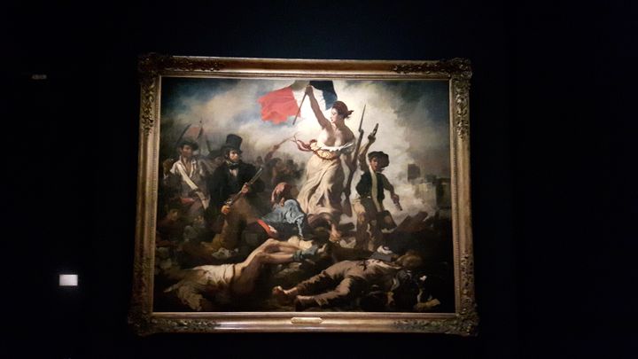 Le tableau "La liberté guidant le peuple", peint&nbsp;en 1830 par Delacroix et inspiré des Trois Glorieuses,&nbsp;est l'une des œuvres exposées au Louvre pour la&nbsp;rétrospective&nbsp;sur l'artiste. (ANNE CHÉPEAU / FRANCEINFO)