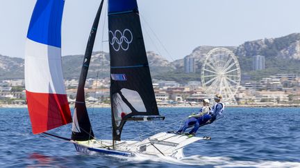 Charline Picon et Sarah Steyaert à l'entraînement avant les Jeux olympiques de Paris 2024, dans la baie de Marseille le 26 juillet 2024. (LIOT JEAN-MARIE / KMSP / AFP)