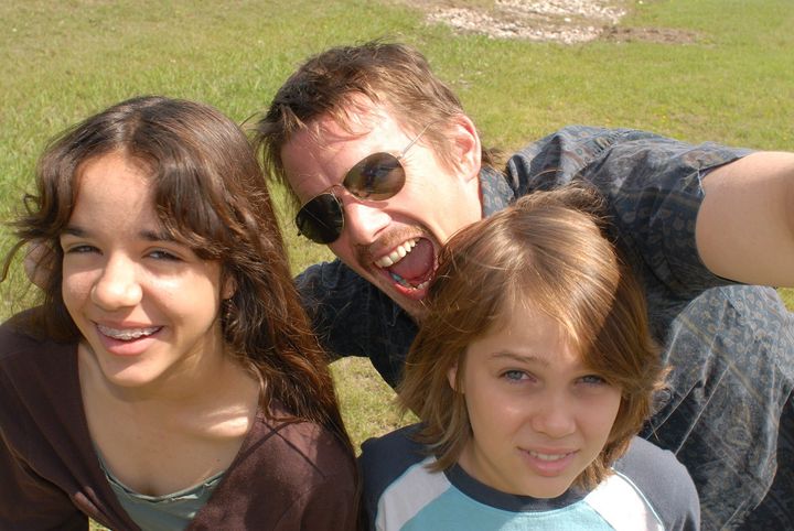 Ellar Coltrane, Ethan Hawke, Lorelei Linklater dans "Boyhood"
 (Universal)