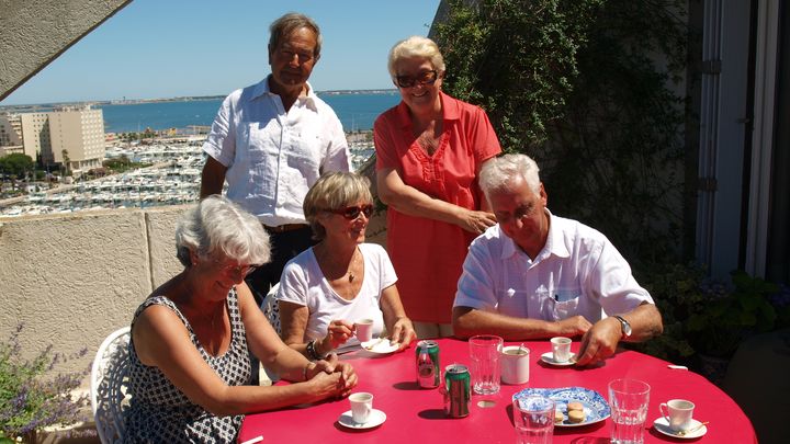 De gauche &agrave; droite : Florence, Georges, Annick, Gis&egrave;le et Patrice, r&eacute;sidents permanents &agrave; La Grande-Motte et fervents d&eacute;fenseurs de la ville. (ARIANE NICOLAS / FTVI)