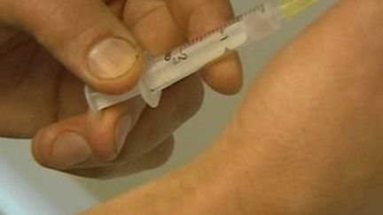 1.060 centres de vaccination ont été ouverts en France métropolitaine et 74 autres Outre-mer. (France 3 Aquitaine)