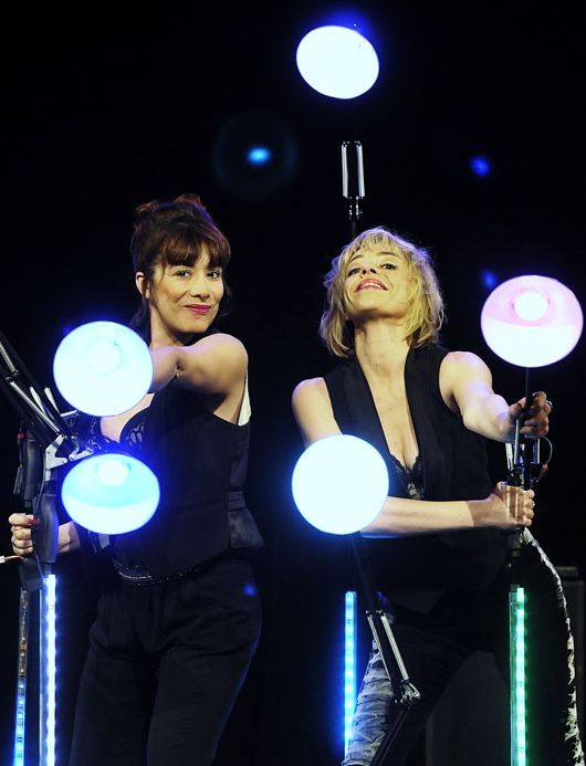 Léonore Chaix (G) et Flor Lurienne (D) dans leur pièce " Déshabillez mots n°2", à L'Européen à Paris
 (© Philippe Delacroix)