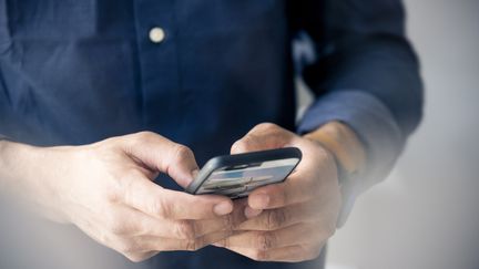 Regarder un match sur son téléphone portable ou son ordinateur pendant ses heures de&nbsp;travail est une faute au regard de la loi&nbsp;(photo d'illustration). (MAXPPP)