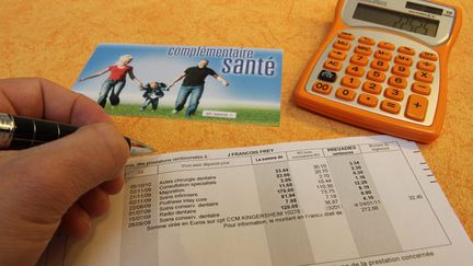 Les contrats collectifs de compl&eacute;mentaires sant&eacute; souscrits dans les entreprises concernent 76% des salari&eacute;s en 2013. (MAXPPP)