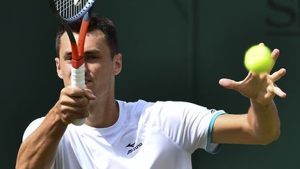 L'Australien Bernard Tomic a été puni d'une amende de 50 000 euros pour avoir laissé filer la rencontre contre le Français Jo-Wilfried Tsonga, le 2 juillet 2019 au tournoi de Wimbledon. (BEN STANSALL / AFP)