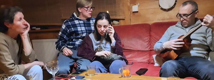 De gauche à droite : Lydie, Andriy, Oleksandra et Marcin dans la maison du couple franco-polonais à Lublin (Pologne), le 3 mars 2022. (AGATHE MAHUET / RADIO FRANCE)