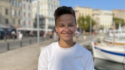 Justine Mercier, 22 ans, étudiante en STAPS, sur le Vieux-Port de La Ciotat (Bouches-du-Rhône) (MANON MELLA / FRANCEINFO)