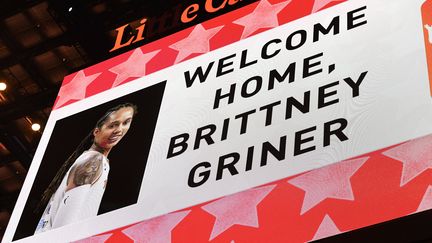 Un message de bienvenue pour la basketteuse américaine Brittney Griner, lors d'un match à Detroit (Etats-Unis), le 11 décembre 2022. (JOSE JUAREZ/ AP / SIPA)