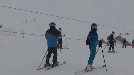 La saison hivernale a débuté officiellement samedi 3 décembre, aux Deux Alpes. Un coup d'envoi prometteur, avec de la neige et de nombreux skieurs. (France 3)