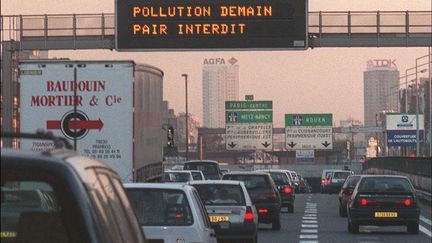 Un panneau indique les informations relatives aux mesures prisent contre la pollution, le 30 septembre sur l'autoroute A1. (JACK GUEZ / AFP)