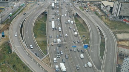 An aerial view of traffic on the Paris ring road, March 13, 2023. (BENOIT DURAND / HANS LUCAS / AFP)