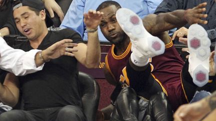 Le joueur star de la NBA et des Cleveland Cavaliers LeBron James, le 17 décembre 2015 lors du match contre Oklahoma. (JOHN KUNTZ / AP / SIPA)