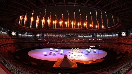 L'intérieur du Stade olympique national et ses 68 000 places vides. Seuls&nbsp;quelques centaines&nbsp;de responsables politiques étaient présents, dont l'empereur du Japon Naruhito, le président français Emmanuel Macron&nbsp;ou encore&nbsp;la première dame des États-Unis Jill Biden.&nbsp;Une entrée en matière dans une&nbsp;atmosphère particulière quelques minutes avant le défilé des 206 délégations présentes pour ces Jeux olympiques.&nbsp; (KAZUKI WAKASUGI / YOMIURI / AFP)