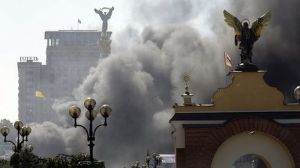 De la fum&eacute;e s'&eacute;l&egrave;ve de la place Ma&iuml;dan, &agrave; Kiev, jeudi 7 ao&ucirc;t 2014.&nbsp; (KONSTENTIN CHERNICHKIN / REUTERS)