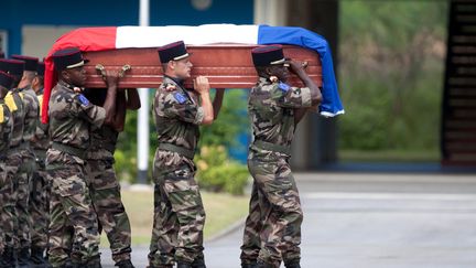 Cérémonie d'hommage en Guyane, le 2 juillet 2012, pour&nbsp;Stéphane&nbsp;Morali et Sébastien&nbsp;Pissot, tués dans une opération de lutte contre l'orpaillage illégal (JEROME VALLETTE / AFP)