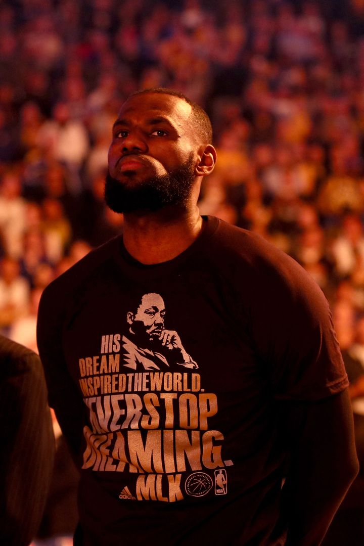 L'une des grandes stars de la NBA, LeBron James avec un t-shirt rendant hommage à Martin Luther King, le 16 janvier 2017 lors du MLK Day lorsqu'il évoluait à Cleveland. (EZRA SHAW / GETTY IMAGES NORTH AMERICA / AFP)