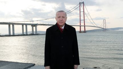 Photo du service de presse du président turc Erdogan du 18 mars 2022. Erdogan pose durant l'inauguration du&nbsp;Pont du détroit des Dardanelles, à environ 10 km au sud de la mer de Marmara. C'est le pont en suspension le plus long au monde au nord-ouest de la Turquie, qui raccourcit le temps de voyage entre l'Asie et l'Europe.&nbsp; (HANDOUT / TURKISH PRESIDENCY PRESS OFFICE / AFP)