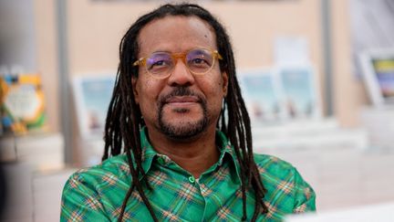 L'écrivain américain Colson Whitehead au Festival America 2024 à Vincennes, France, le 27 septembre 2024. Tous les deux ans, ce festival met à l'honneur la littérature nord-américaine et accueille des dizaines d'auteurs nord-américains. (STEPHANE MOUCHMOUCHE / HANS LUCAS VIA AFP)