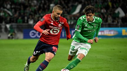 Edon Zhegrova au duel avec Mathieu Cafaro lors du match de Ligue 1 entre Saint-Etienne et Lille, à Geoffroy-Guichard, le 13 septembre 2024. (JEFF PACHOUD / AFP)